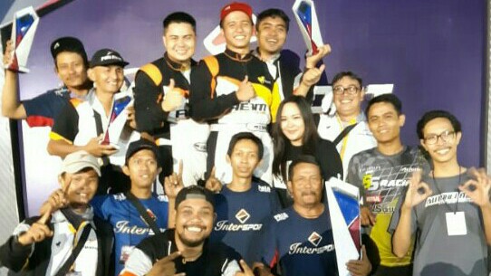 Amandio, Valen, Ariyanto dan ofisial ABM Drift Team lainnya di podium kejuaraan. (foto : abm)