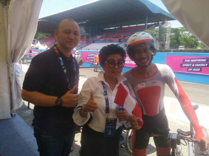 Fadly bersama Ananda Mikola dan Lola Moenek usai raih medali perak di sirkuit Sentul. (foto : ist)