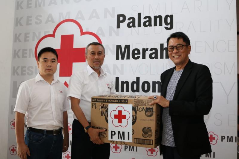 Bantuan secara simbolis diserahkan melalui Palang Merah Indonesia. (foto: Felix) 