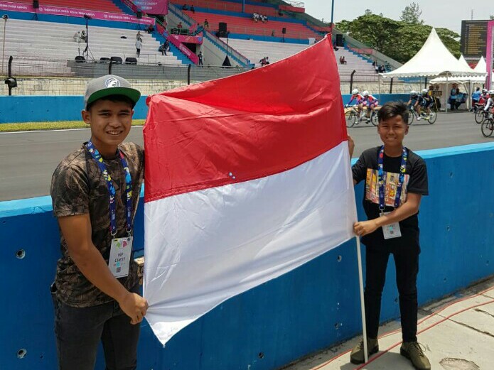 Galang Hendra dan Aldi Satya semangat seniornya, M Fadly di ajang Asian Para Games. (foto : ist)