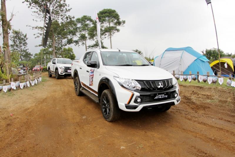 Empat unit Mitsubishi Triton Athlete disiapkan untuk test drive dan test di trek off road. (foto: ist) 