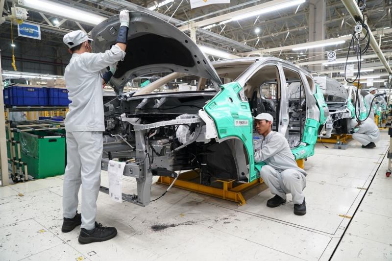 Proses perakitan Mitsubishi Xpander di pabrik Mitsubishi Motors di Cikarang, Bekasi, Jawa Barat
