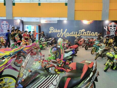Acara Custombike sebagai ajang pelaku industri otomotif berkarya. (foto : ist)