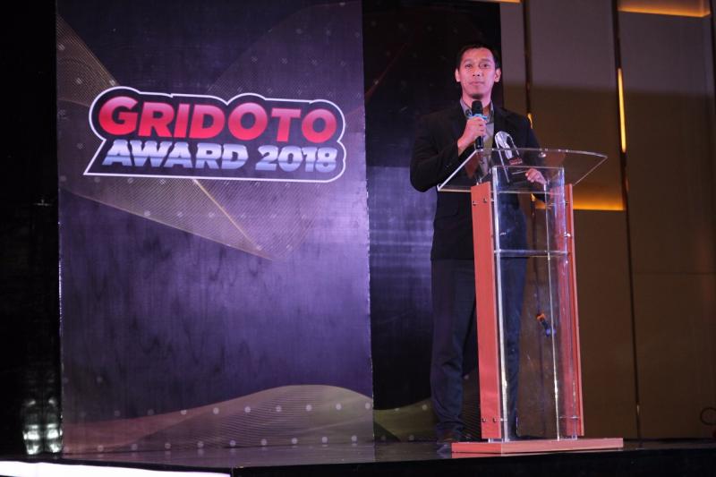 Bambang Kristiawan, Head of Public Relation and CSR Department MMKSI menerima penghargaan untuk Mitsubishi XPANDER dari Gridoto. (foto: MMKSI) 