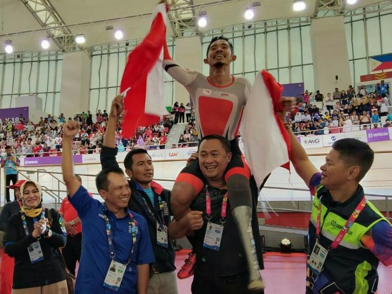 M Fadly dipanggul official Indonesia usai persembahkan medali emas di Velodrome Rawamangun. (foto : Ist)