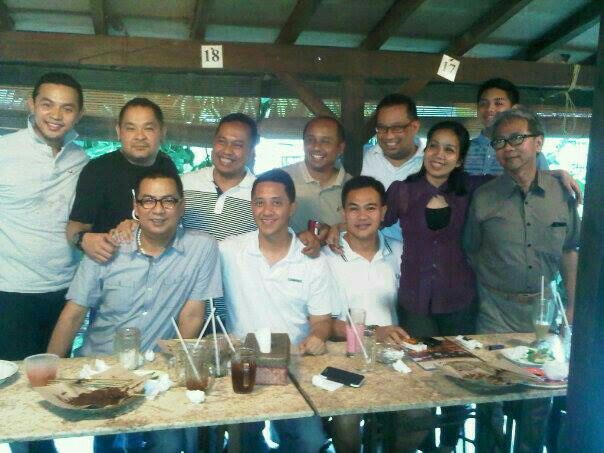 Almarhum Arief Asmanoe (duduk paling kiri) bersama teman-teman pereli saat ultah Rio Sarwono di Warung Solo beberapa waktu lalu. (foto : Ist)