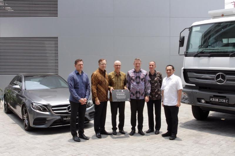 Manajemen Mercedes-Benz Indonesia berikan donasi melalui Palang Merah Indonesia yang diterima oleh M. Ali Reza, Ketua PMI DKI Jakarta. (foto: Gitta) 
