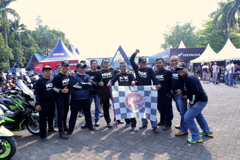 NGK Busi ajak ratusan komunitas motor beri dukungan untuk pembalap Indonesia di ARRC Sentul