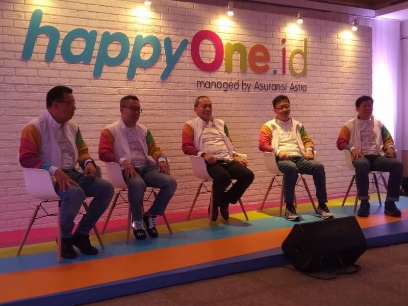 Suparno Djasmin (tengah) bersama para direksi Asuransi Astra meluncurkan Happyone.id (foto: anto) 