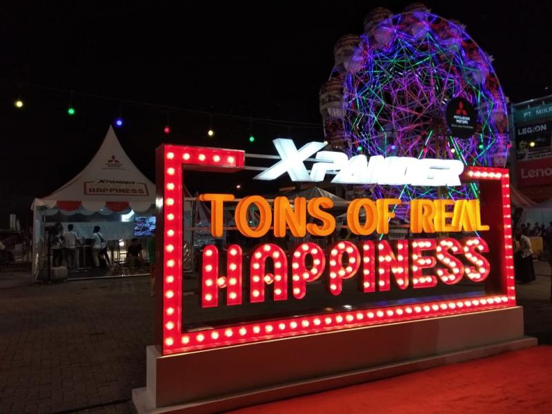 Xpander Tons of Real Happiness jadi magnet kebahagiaan keluarga Indonesia di tiap kota yang disinggahinya. (foto: anto) 
