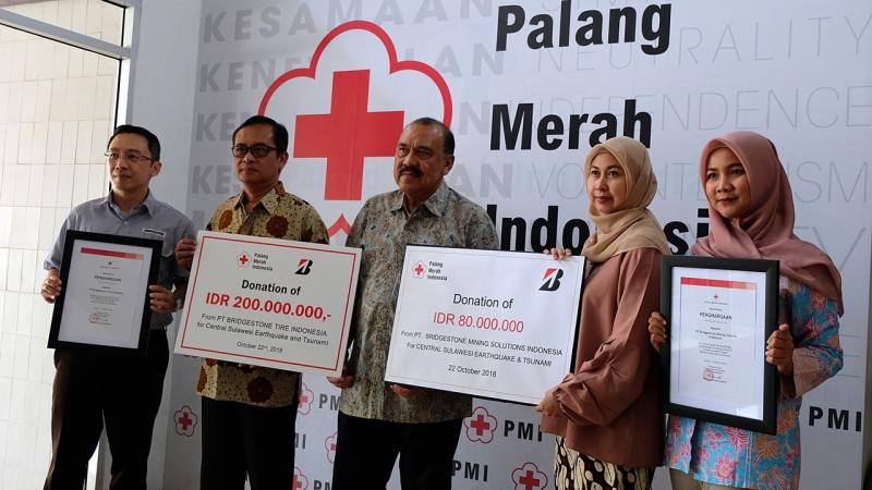 Bridgestone Indonesia memberikan bantuan untuk korban gempa bencana Sulawesi melalui PMI. (foto: ist) 
