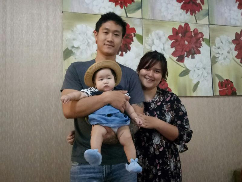 Carabele bersama ayah ibundanya, crosser nasional Ivan Harry dan offroader Mariachi Gunawan. (foto : bs)