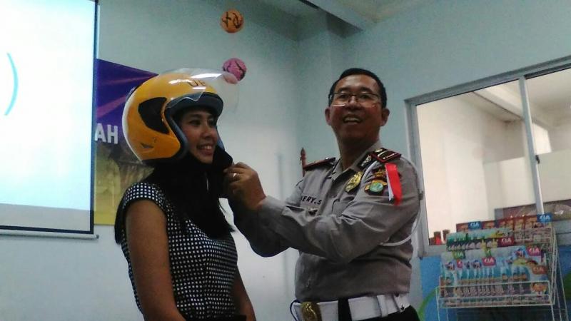 Ipda Hery Sulistiono mendemokan wajib pakai helm di SD Montessori Tangerang Selatan. (foto : ist)
