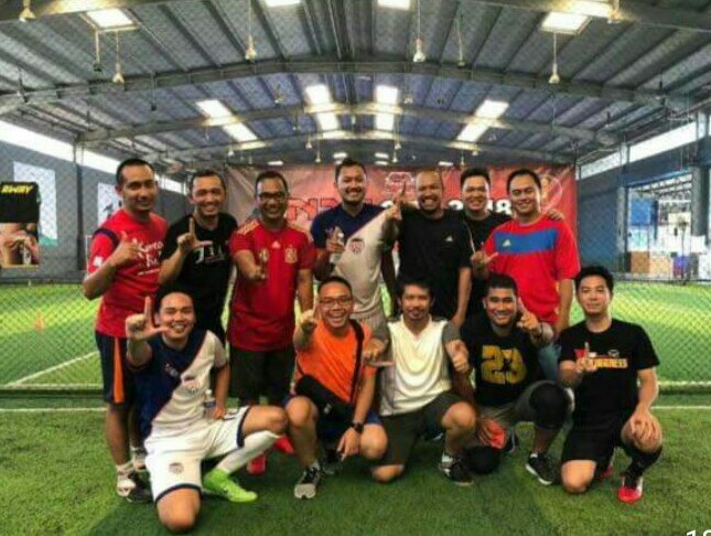 Selain bulutangkis, member Nissan Xtrail Indonesia juga tanding futsal. (foto : ist)