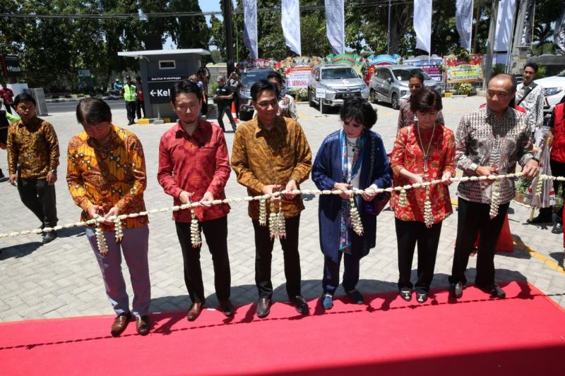 Manajemen MMKSI bersama Sun Motor Group meresmikan Diler Kendaraan penumpang Mitsubishi pertama di Kota Probolinggo. (foto: Tama) 