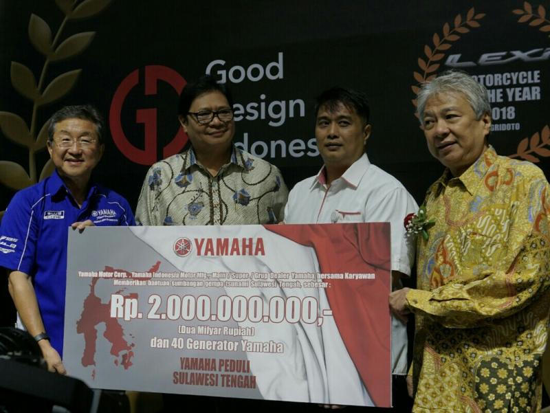 Donasi dari Yamaha untuk Sulawesi Tengah disampaikan kepada Menperin Airlangga Hartarto di IMOS Jakarta. (foto : ist)