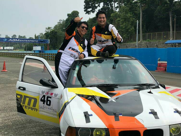Silas Bonar bersama bos ABM Motorsport Paul Montolalu (Foto: Budsan)