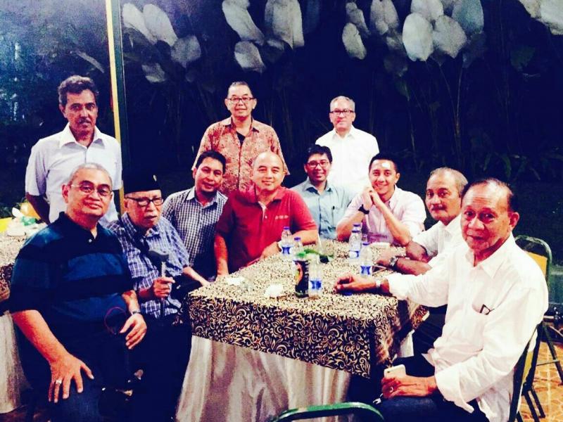 Om Herutomo (duduk kedua dari kiri) bersama komunitas saat ultah H. Tinton di Balai Sarwono. (foto : ist)
