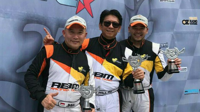 Paul Montolalu (tengah), sumbang 2 trofi untuk ABM Racing Team. (foto : Bs)