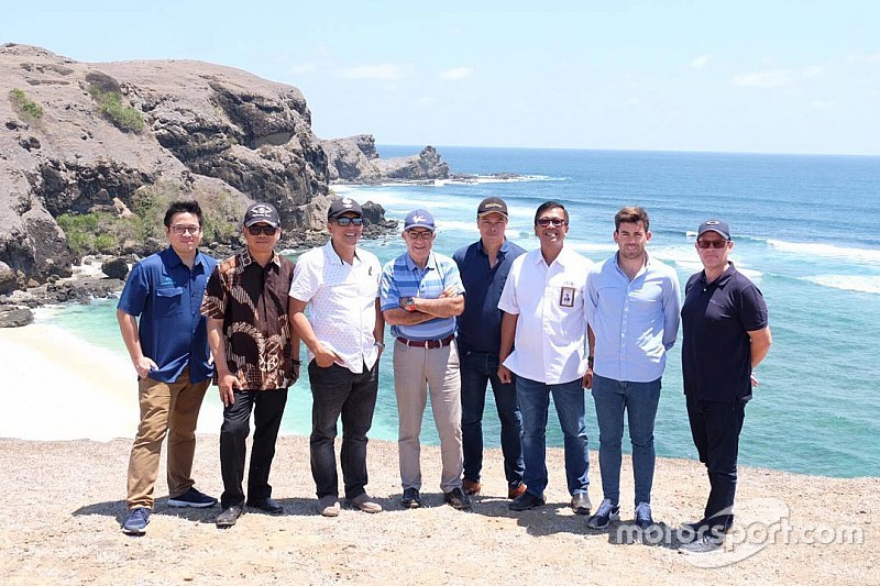 Delegasi Dorna yang dipimpin oleh CEO, Ezpeleta bersama Direktur Olahraga, Carlos Ezpeleta kunjungi kawasan Mandalika, Lombok (foto: motorsport)