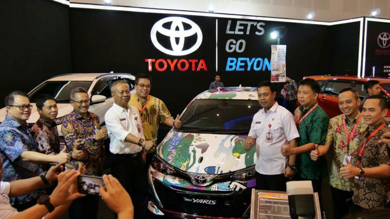 Toyota All New Yaris 1.5 TRD cutting sticker mejeng di IIMS Surabaya. (foto : ist)