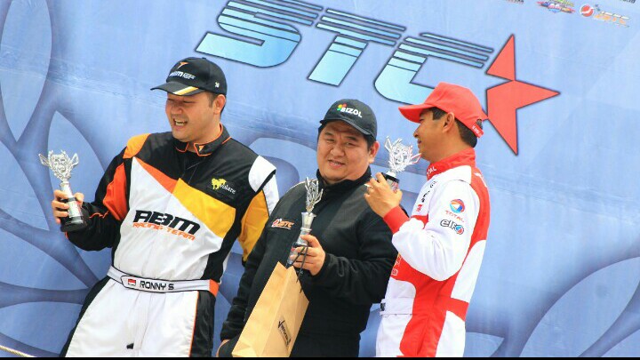Ferry Yanto Hongkiriwang (tengah) di podium utama diapit Denny Pribadi dan Ronny Supardi. (foto: rayhan)