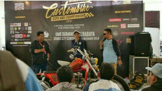 Custombike Expo menjadi magnet tersendiri bagi warga Surabaya dan sekitarnya di IIMS 2018. (foto : dyandra)