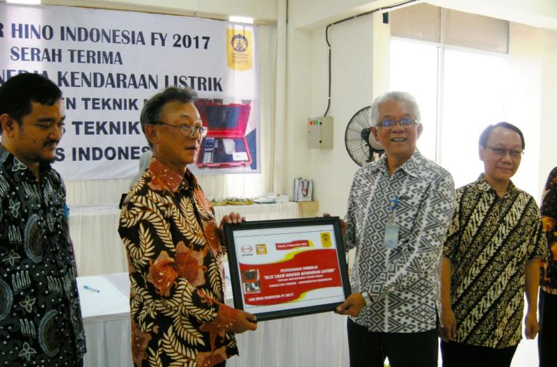 Hino Motors Manufacturing Indonesia menyerahkan alat ukur kinerja kendaraan listrik kepada Dekan Fakultas Teknik Universitas Indonesia. (foto: ist) 