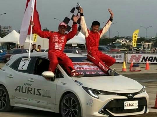 Anjasara dan Adrian melakukan victory lap usai menangi kelas tim AAGC di Taiwan, hari ini. (foto : ist)