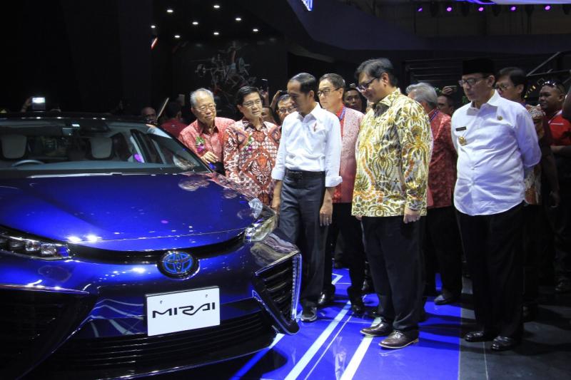 Presiden Jokowi, Menperin Airlangga Hartarto dan pengurus Gaikindo menyimak penjelasan Presdir TAM mengenai mobil listrik Toyota Mirai di GIIAS 2018 lalu. (foto: TAM)