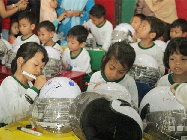 Lomba mewarnai helm mengenalkan anak-anak terhadap perlunya safety dan disiplin berlalu lintas. (foto : ist)