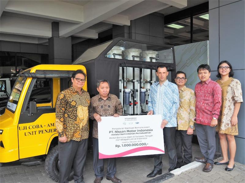 Nissan menyerahkan bantuan untuk korban bencana alam di Sulawesi Tengah melalui Kementerian Perindustrian. (foto: NMI) 