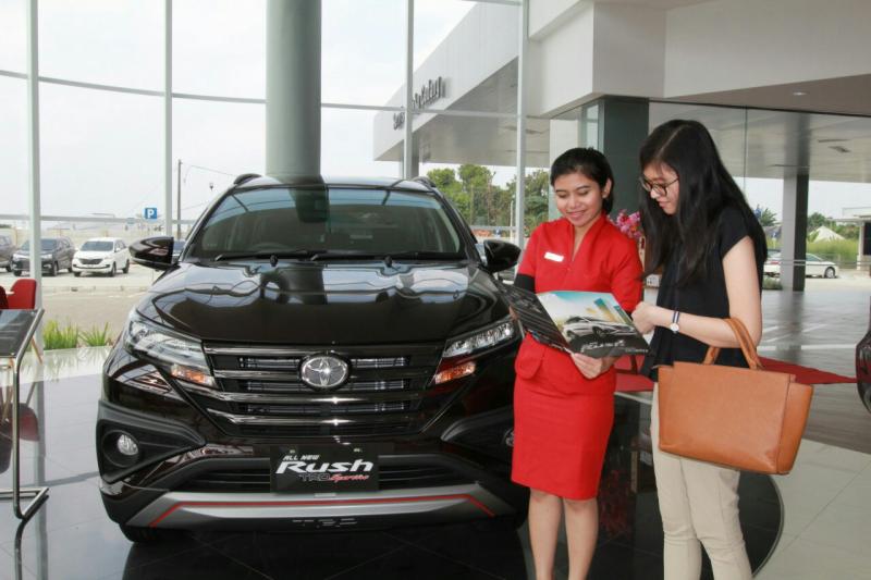 Sales Auto2000 menerangkan kepada customer mobil Toyota. (foto : ist)