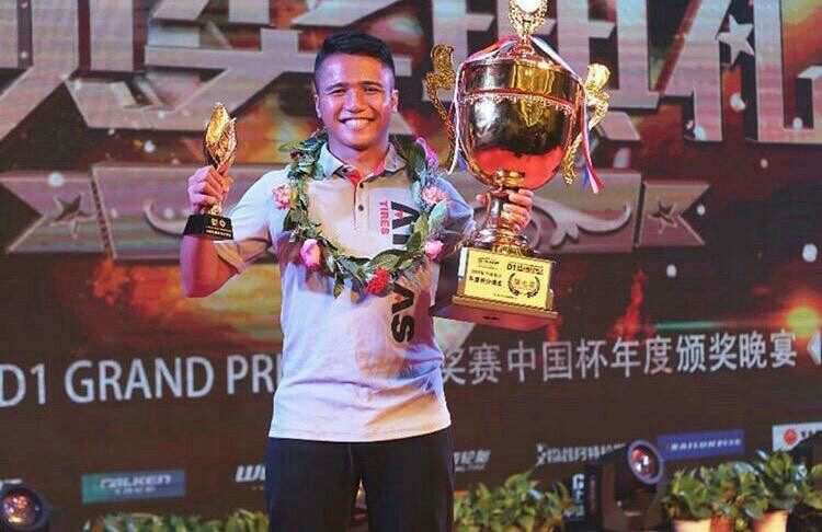 Dio dengan trofi juara 4 D1GP Shenzhen, Cina yang baru diraihnya. (foto : abm)