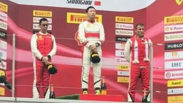 Setiawan Santoso (kiri), ketika podium 2 di Ferrari Challenge Asia Pacific Shanghai. (foto : ist)