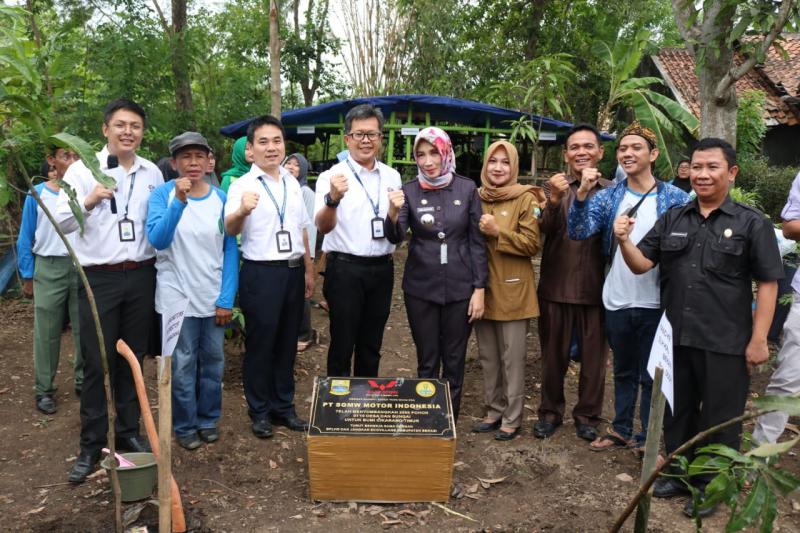 Penyerahan bantuan secara simbolis oleh manajemen Wuling Motors Indonesia kepada Kepala Desa dan tokoh masyarakat di Cikarang, Jawa Barat. (foto: Felix) 