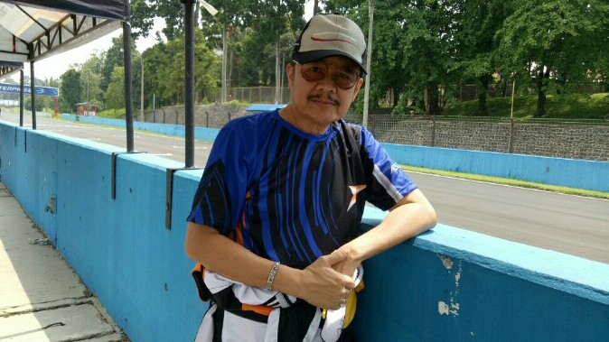 Teras Narang, mantan Gubernur Kalimantan Tengah dua periode masih getol balap mobil di Sentul. (foto : bs)