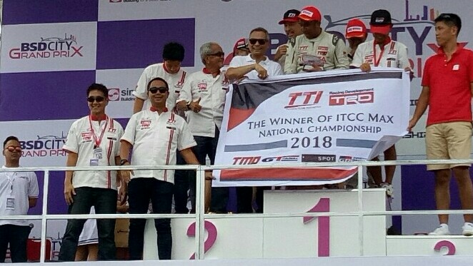 Haridarma Manoppo bersama official TT dan para sponsor. (foto : bs)