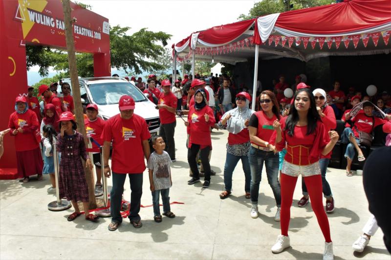 Kemeriahan keluarga berpartisipasi dalam Wuling Feastival di Semarang. (foto: Felix)  