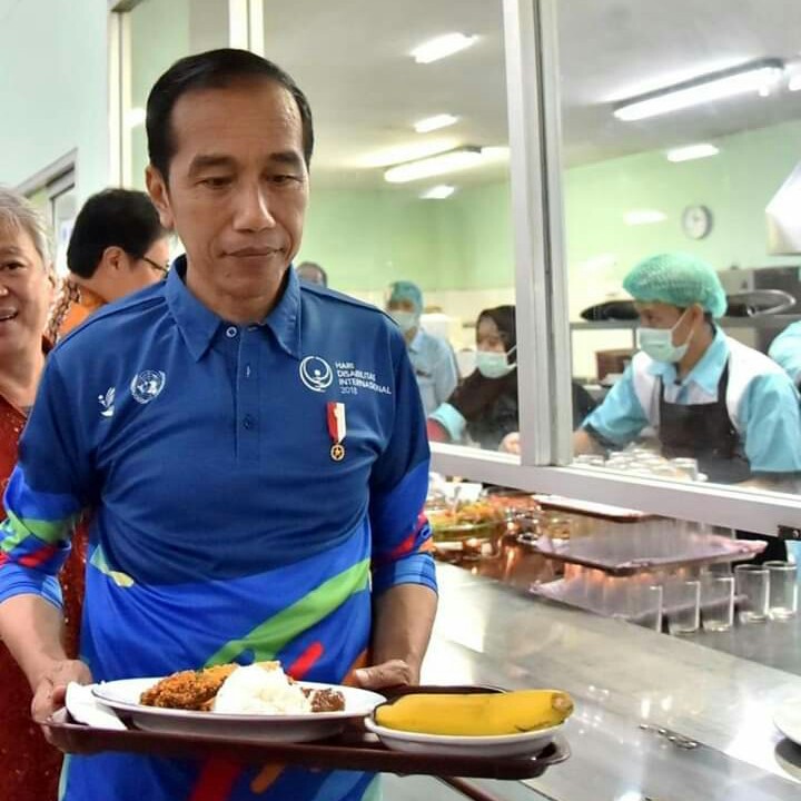 Jokowi memesan sendiri menu makan siang di kantin Yamaha Pulogadung. (foto : ist)