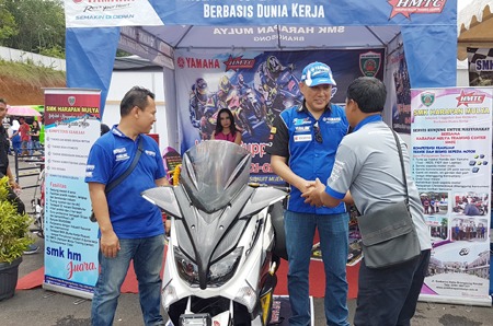 Yamaha berikan donasi sepeda motor secara simbolis, berbarengan Yamaha Cup Race di Semarang. (foto: ist) 