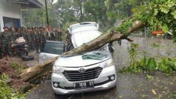 Puting beliung di daerah Batujajar, Bogor Selatan memakan korban jiwa. (foto : tribunnews)