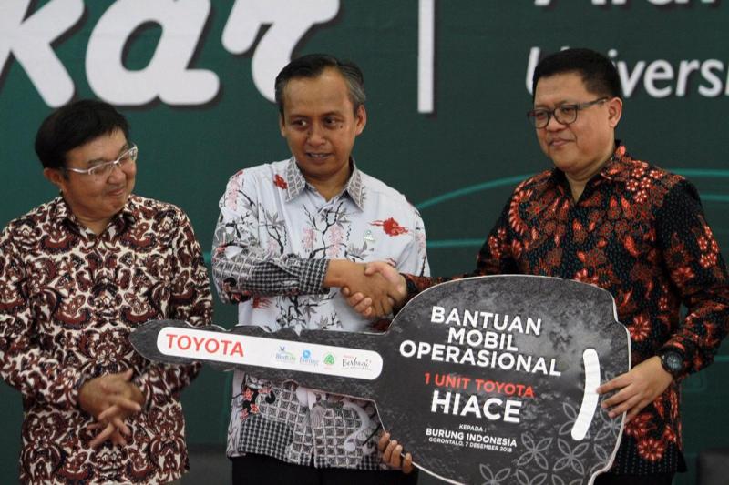 Toyota sumbangkan Hiace kepada Burung Indonesia (anggota jaringan kemitraan global BirdLife International)