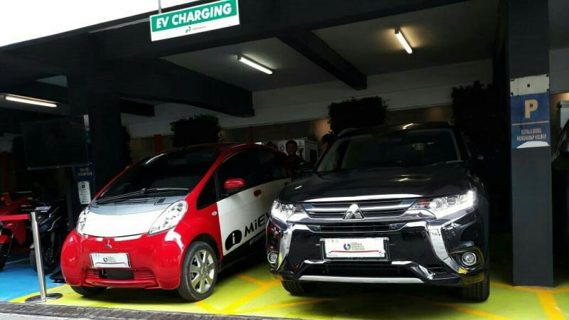Mitsubishi i-MiEV dan Mitsubishi Outlander PHEV dengan fasilitas pengisian daya mobil listrik di SPBU Kuningan Pertamina. (foto : ist)