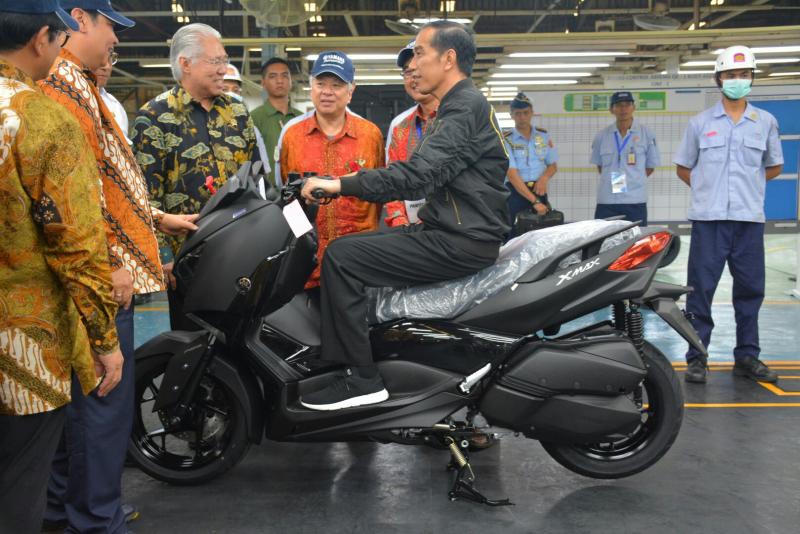 Presiden Jokowi saat di pabrik Yamaha untuk melepas ekspor Yamaha unit ke 1,5 juta. (foto : ist)