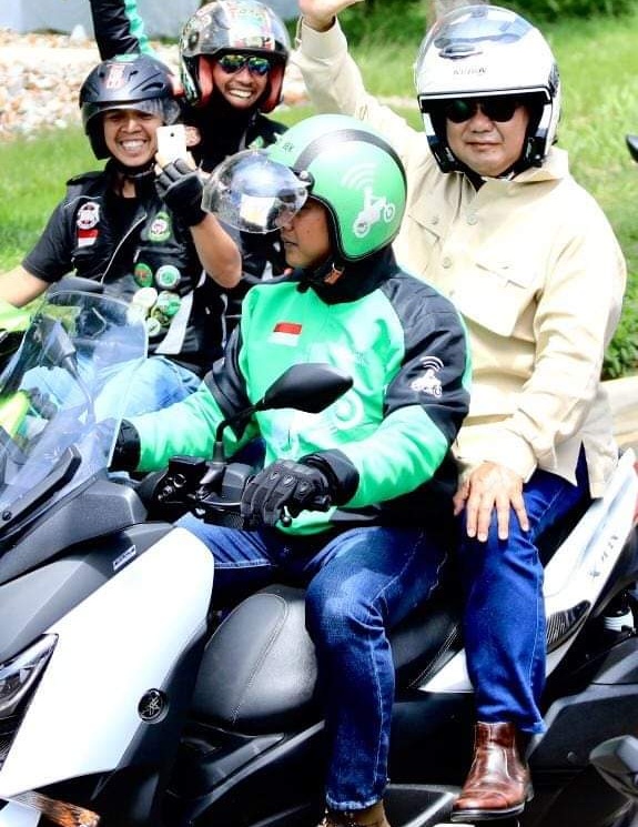 Prabowo Subianto tampil kasual dibonceng ojek online Yamaha Xmax. (foto: istimewa) 