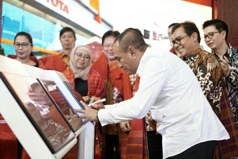 Gubernur Sumut Edy Rahmayadi menandatangani prasasti Auto2000 di Tanjung Morawa. (foto : ist)