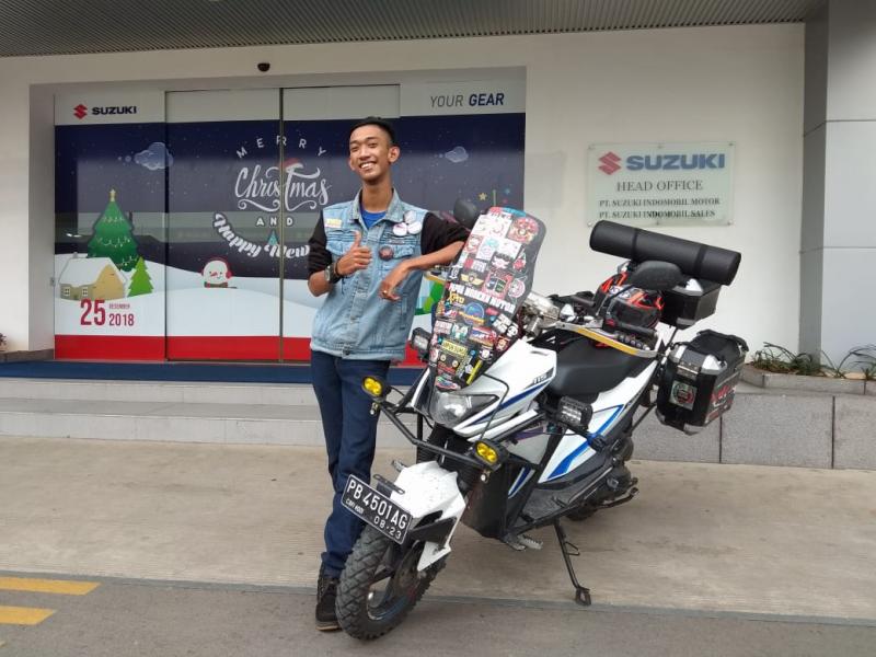 Hanif buktikan keunggulan Suzuki NEX II di solo riding-nya dari Papua. (foto: anto)