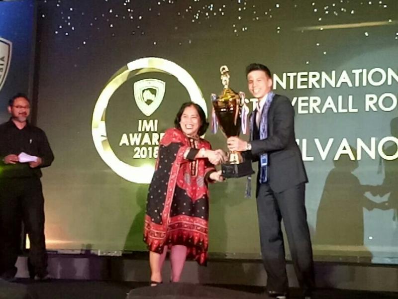 Silvano Christian menerima Maxwell Armand Throphy di IMI Award Balikpapan. (foto : bs)