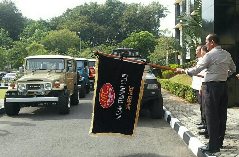 Wakapolda Sumatera Barat Brigjen Damisnur melepas acara touring Nissan Terano. (foto : ende)